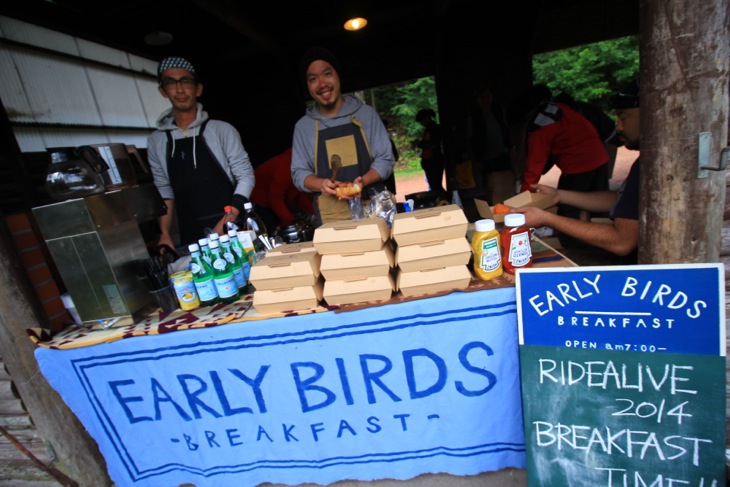Earlybirds breakfast が出張開店。keitaさん（右）たちが美味しい朝食をつくってくれた