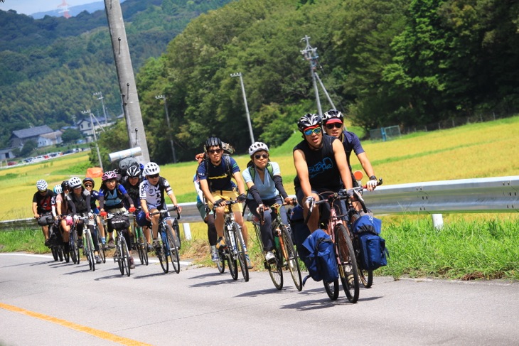 荷持を積んだツーリングバイクが連なればさながら大学生のツーリング合宿のようだ