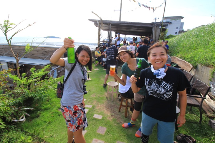 海の見えるカフェのガーデンテラスでアフターパーティだ