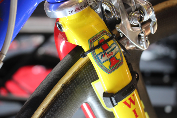TTバイクのフォーククラウンにはメルカトール・ウノのロゴ