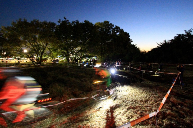 夜景の中を走るサンセットレース。これもバイクロアならではの名物レースだ