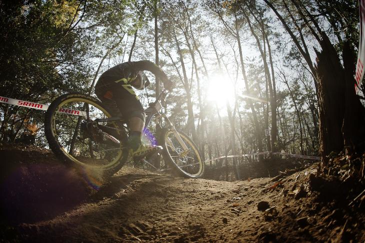 「得意なコースです」と貪欲に勝利を狙った安達靖（DIRTFREAK/SARACEN）は一歩届かず2位となった