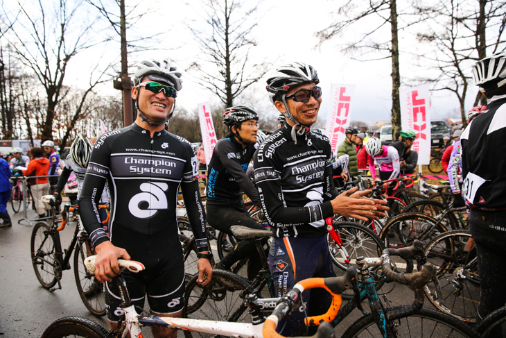 C2 スタート前の西薗良太と、シクロクロス東京オーガナイザーの棈木亮二（共にChampion System Japan）
