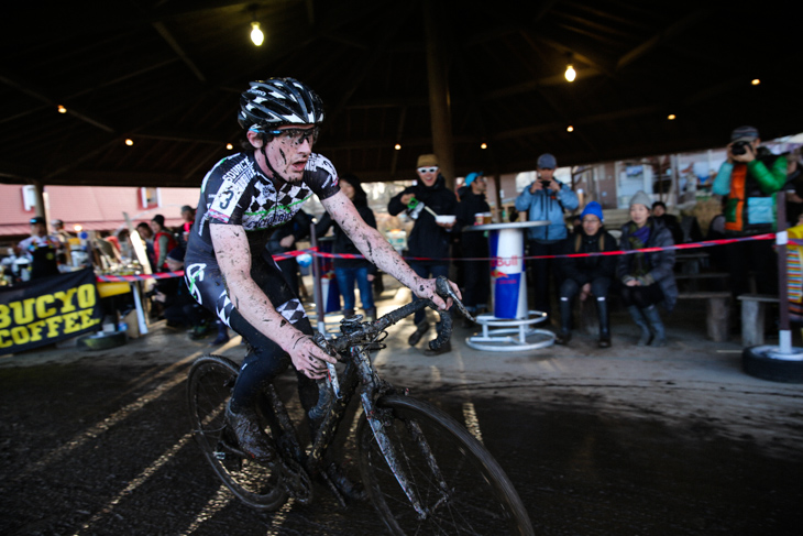 パンクで順位を下げるザック・マクドナルド（アメリカ、Cyclocross Project 2015）