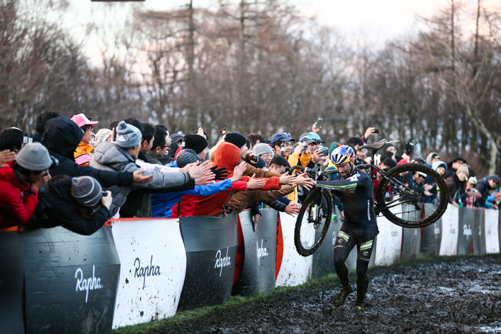 観客とハイタッチでフィニッシュするティモシー・ジョンソン（アメリカ、Cannonadale/Cyclocrossworld.com）