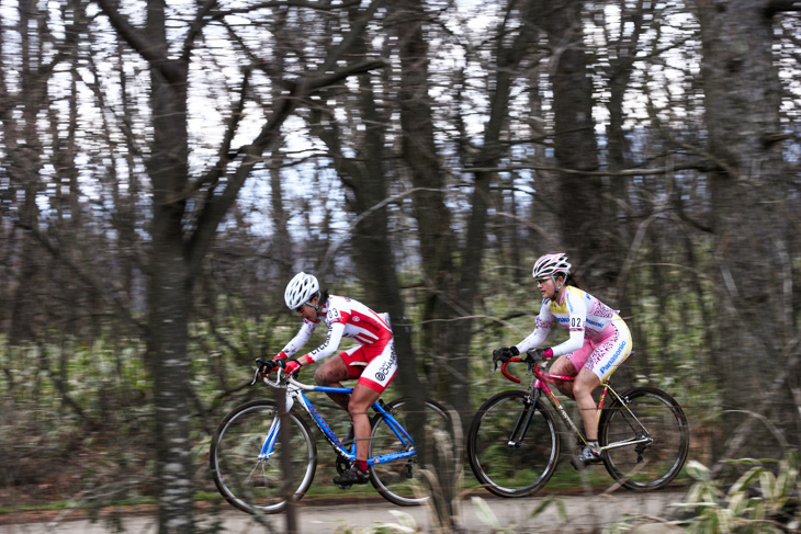 舗装路の登りをこなす宮内佐季子(Team CHAINRING)と豊岡英子(パナソニックレディース)