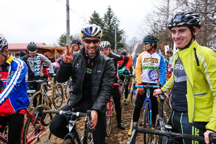 スタート前にティモシー・ジョンソン（アメリカ、Cannonadale/Cyclocrossworld.com）がVサイン