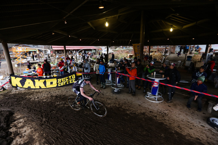 先頭でフードコートを駆け抜けるザック・マクドナルド(アメリカ、Cyclocross Project 2015)