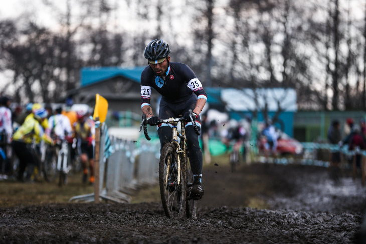 大会オーガナイザーの矢野大介（SPEEDVAGEN CYCLOCROSS TEAM）も走る