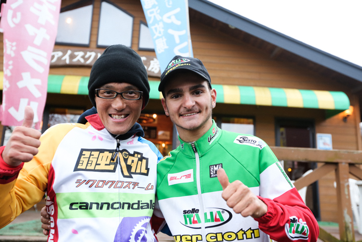 弱虫ペダル作者の渡辺航さんとジョエーレ・ベルトリーニ(イタリア、セライタリア・グエルチョッティ)