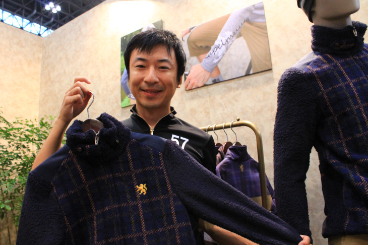 イチオシのシープボアジャケットを持つのはデザイナーの太郎田能之さん