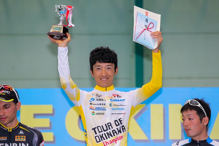 ツール・ド・おきなわチャンピオンレースのタイトルと100万円を獲得した増田成幸(宇都宮ブリッツェン)