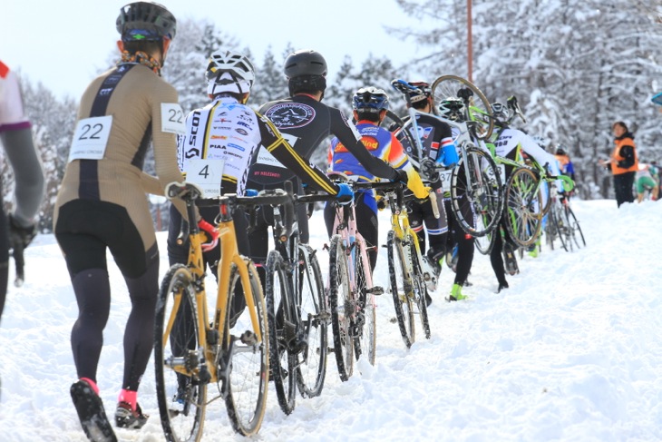 日曜日 乗車を阻むコースにランニング大会と化した