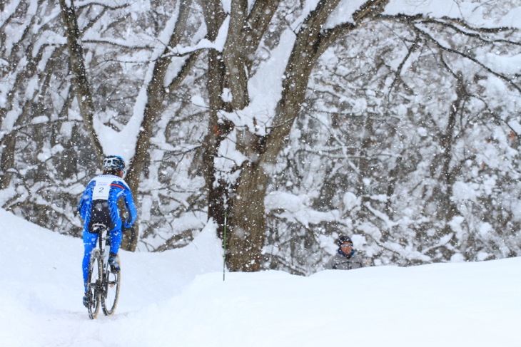 日曜日 雪をいとわずクリアしていく横山航太(シマノレーシング)