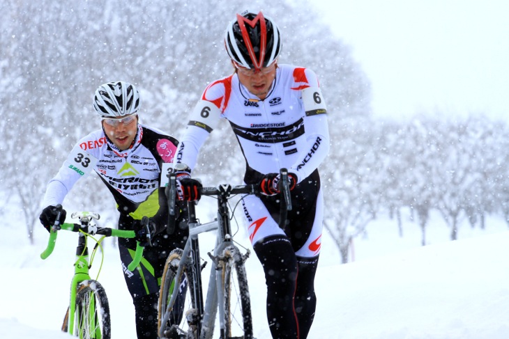 日曜日 斎藤亮（ブリヂストン・アンカー）と恩田祐一（MIYATA-MERIDA BIKING TEAM）の同郷コンビが5位争い