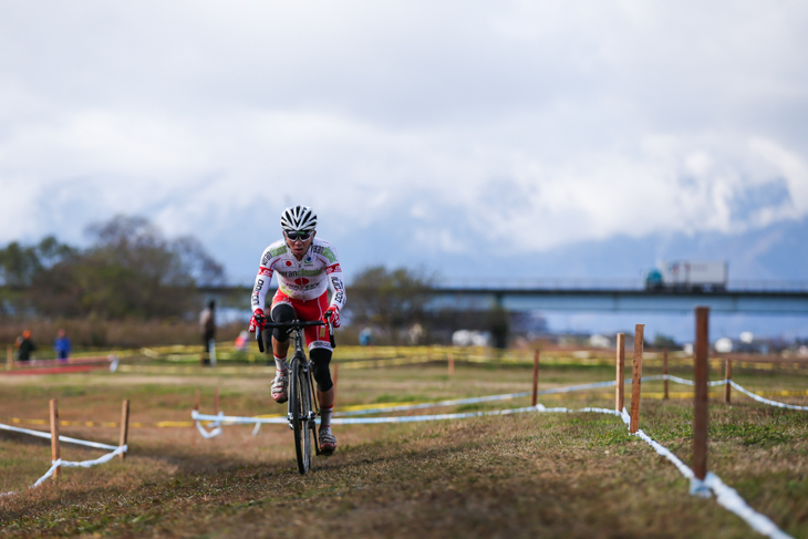 C1　雪を冠した比良山系をバックに竹之内悠（ベランクラシック・ドルチーニ）が独走