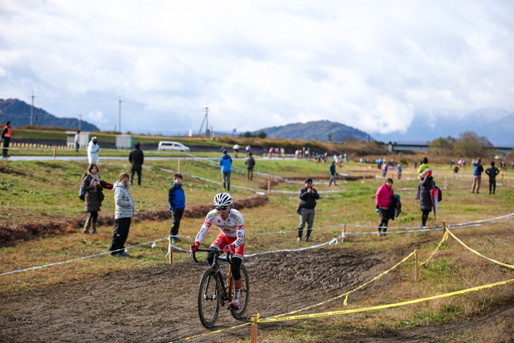 C1　河川敷コースを独走する竹之内悠（ベランクラシック・ドルチーニ）