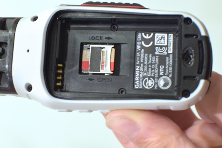 裏蓋を取り外すとバッテリーが現れるのだが、それを取り外すとメモリーカードにアクセスすることができる