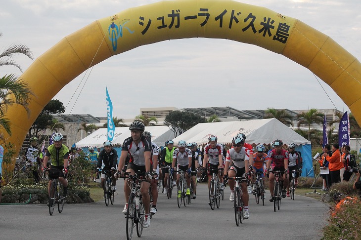 久米島を3周するチャレンジコースがスタート