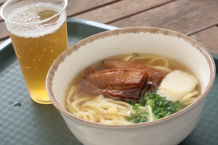 お昼の沖縄そばがオイシイ!注:後ろの飲み物はさんぴん茶です。