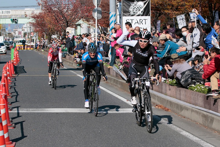 3名でのスプリント勝負を制したのはフミ。大会3連覇を飾った