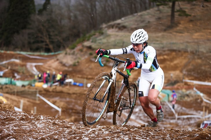 女子　バイクを押して「忍者返し」をクリアする宮内佐季子（Team CHAINRING）