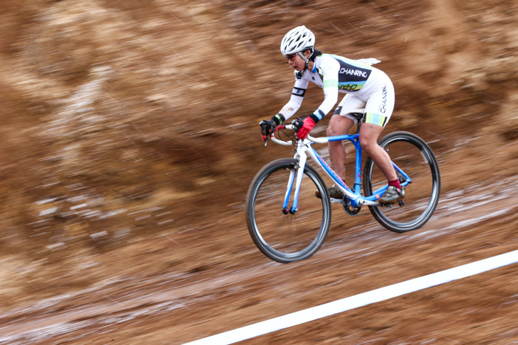 女子　懸命に豊岡を追う宮内佐季子（Team CHAINRING）