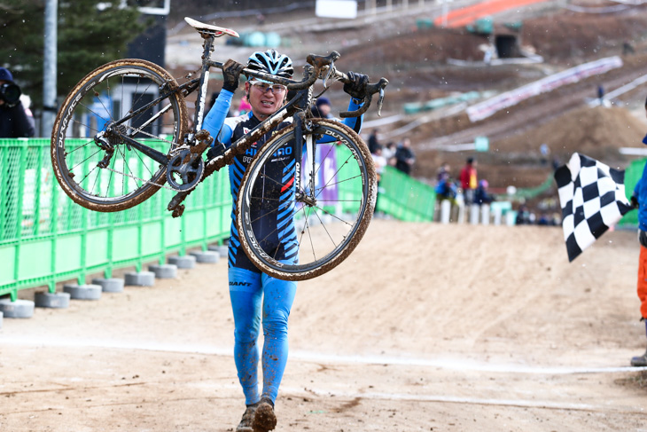 男子U23　バイクを掲げてフィニッシュする横山航太（シマノレーシング）