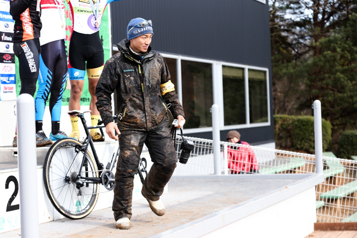 男子U23 泥だらけになって横山航太をサポートした野寺秀徳監督