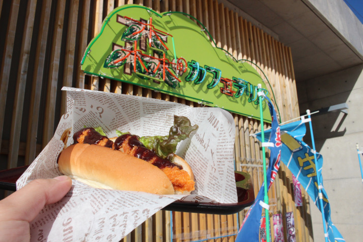 筆者は公園内の売店で手作りされている味噌カツドッグを食べてみました