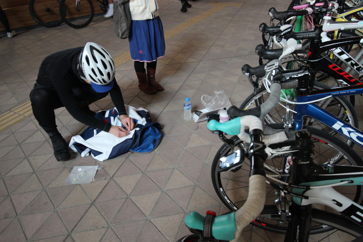 あまりの寒さに手がかじかんでしまい、ゼッケンを取り付けるのにも一苦労