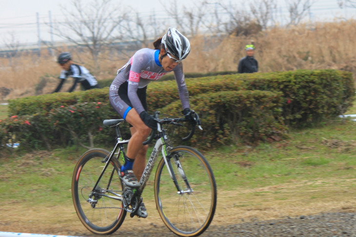 CL1 後続を振り切り勝利した綾野桂子(cycleclub 3UP)