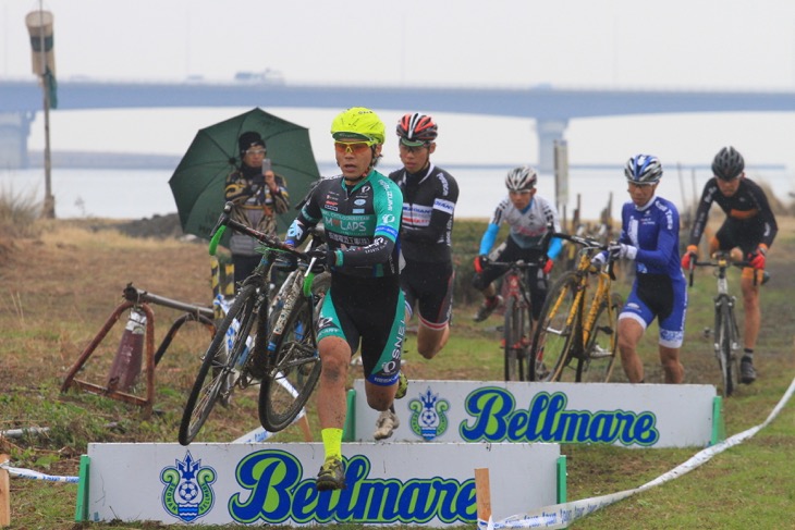 熾烈な争いを繰り広げた3位集団。向山浩司(SNEL CYCLOCROSS TEAM)がシケインでペースを上げる