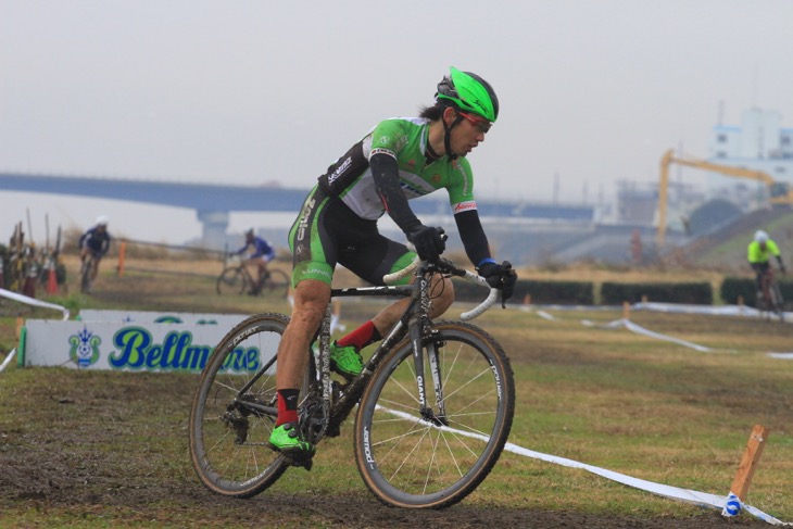 独走を開始する辻善光(Team Zenko)。ジャージには落車の後が残る