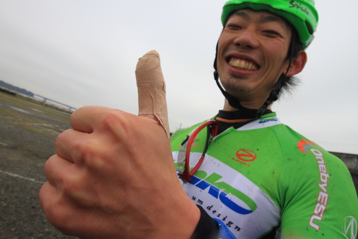 実は左手親指を骨折しながらも走行していた辻善光(Team Zenko)