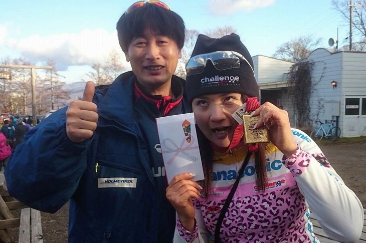 豊岡英子(パナソニックレディース)選手と、ホルメンコールの中村肇さん