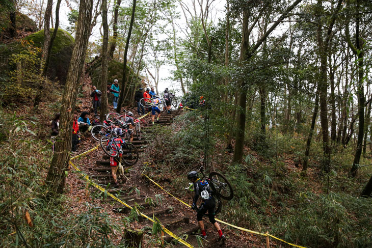 C1 周回毎に選手の足を削る30段の階段