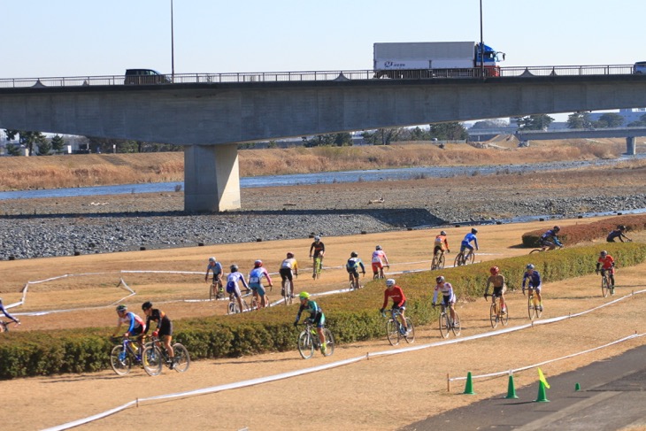 広々とした河川敷のコースを縦横無尽に走るC1の選手たち