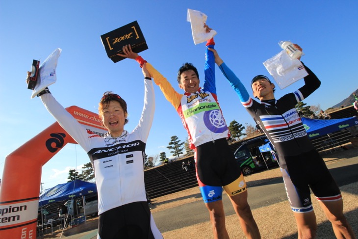 C1表彰式 山本和弘(弱虫ペダルシクロクロスチーム)の優勝はいったい今季何勝め?