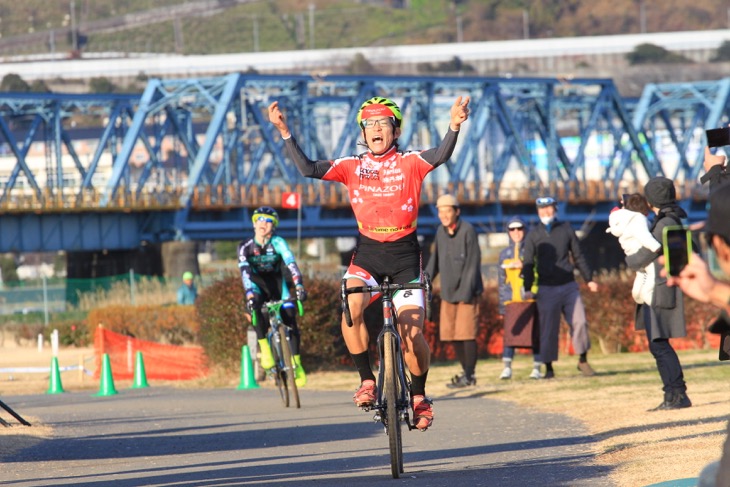激戦のC2を制した山口雄大(Pinazou Test Team)。すぐ後ろに藤田拓海(SNELCYCLOCROSSTEAM)が迫った