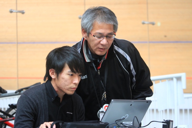 パワーメーターで採取した出力をチェックする設計の中西安弘さん(右)