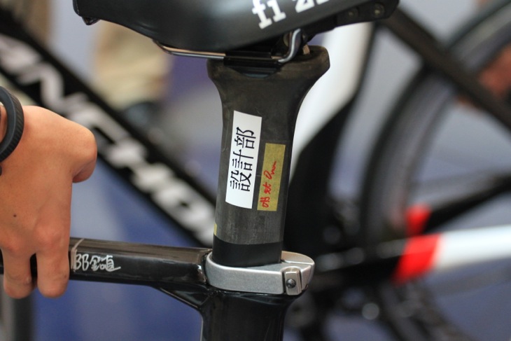 RT9のほぼ市販モデルに近いバイクには、開発中のサインが見受けられる