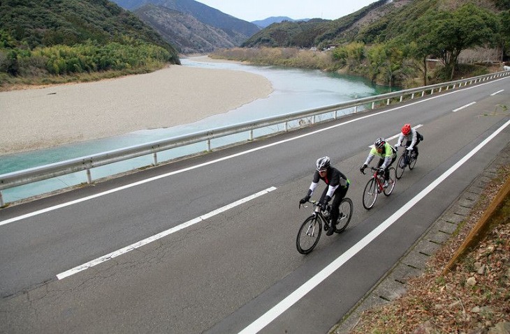 四万十川に沿って走っていく