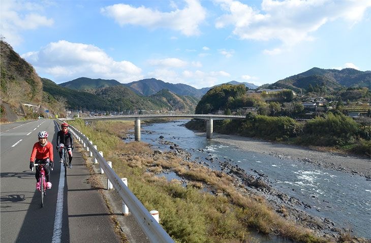 四万十川の清流を眺めながら走る