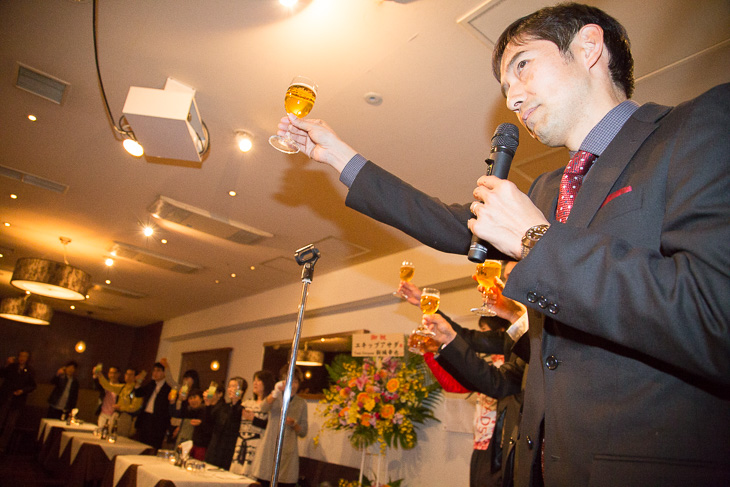 浅田顕監督が乾杯の音頭を取り、パーティーがスタート