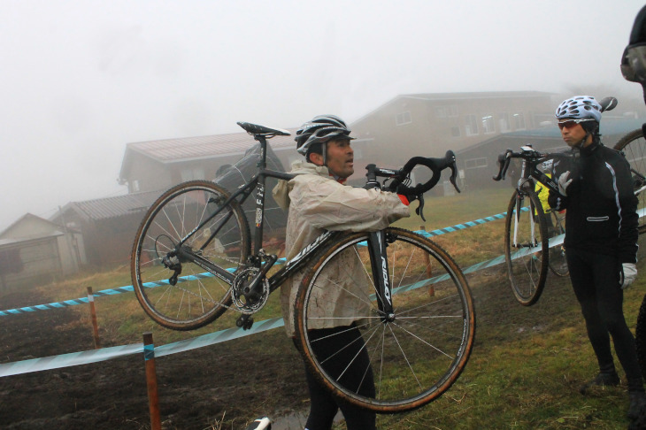 泥セクション攻略のため自転車の担ぎ方も細かく指導してくれる