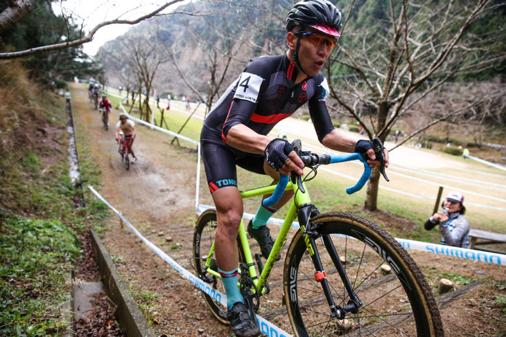 C1　階段脇の細いラインを走る森本禎介（Tonic CX Team Japan）