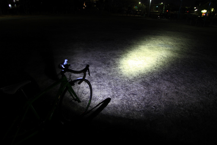バイクから2~3mの範囲を強く照してくれるため、余裕をもって道路状況を把握できる