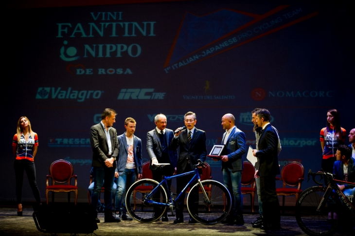 ファルネーゼヴィーニ社とデローザ社から、NIPPOの水島会長へ記念品の盾と自転車が贈られた