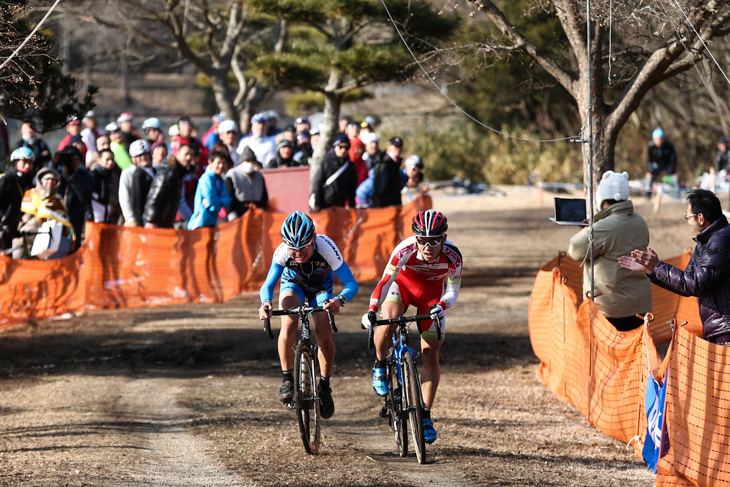 小坂光（宇都宮ブリッツェンシクロクロス）を追い上げる横山航太（シマノレーシング）